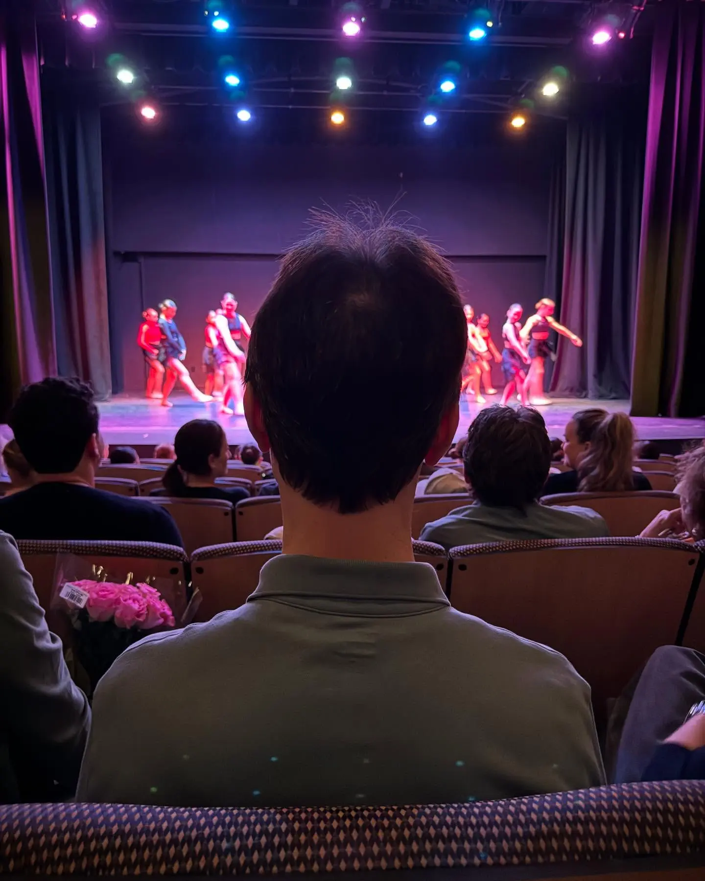 Oliver Hudson Applauds Daughter’s Stage Performance Beloved actor beams with pride as family ties shine during an unforgettable live debut!!!