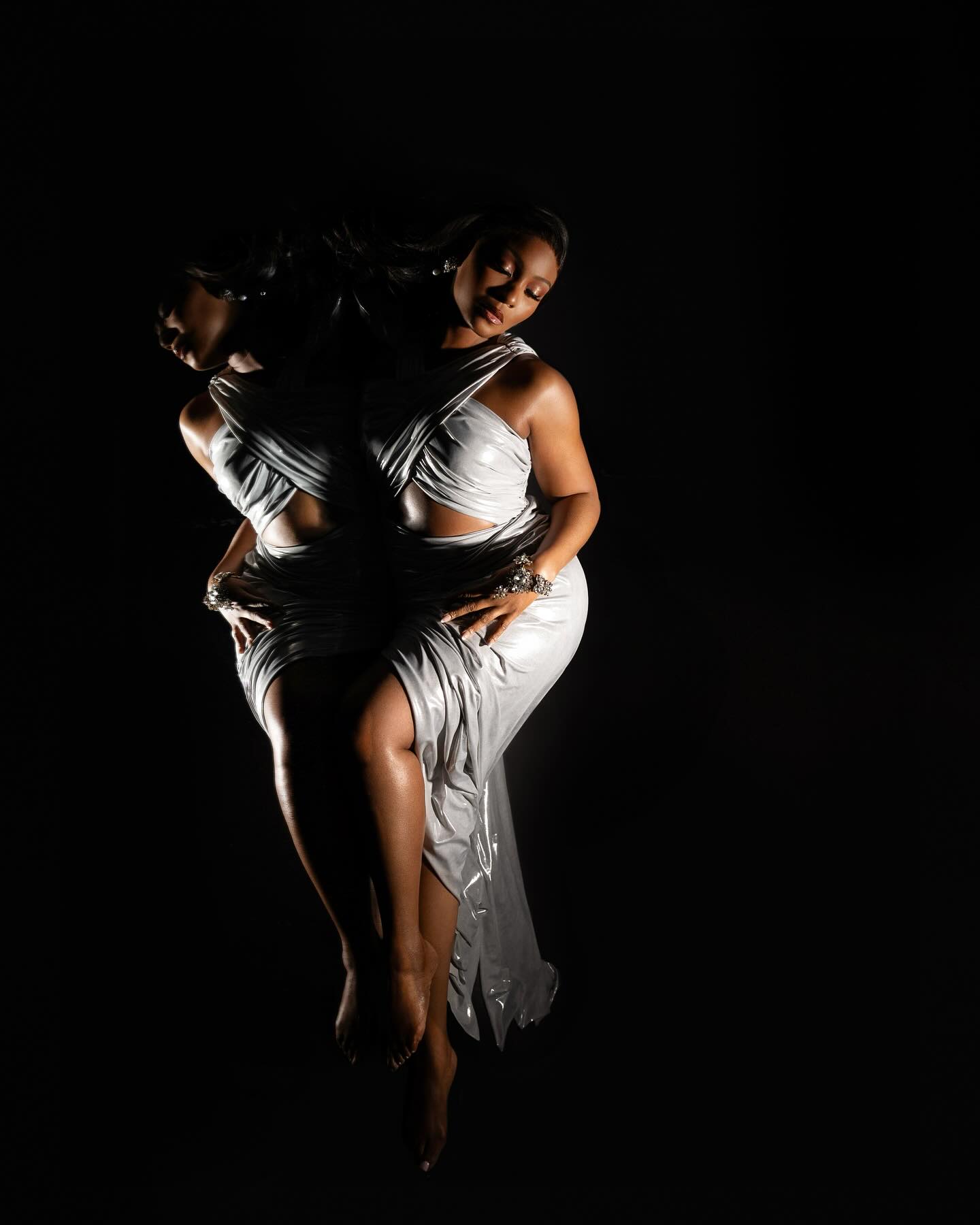 Discover the magic behind the lens in a shoot that echoes beauty beyond the flash. - Wow!!