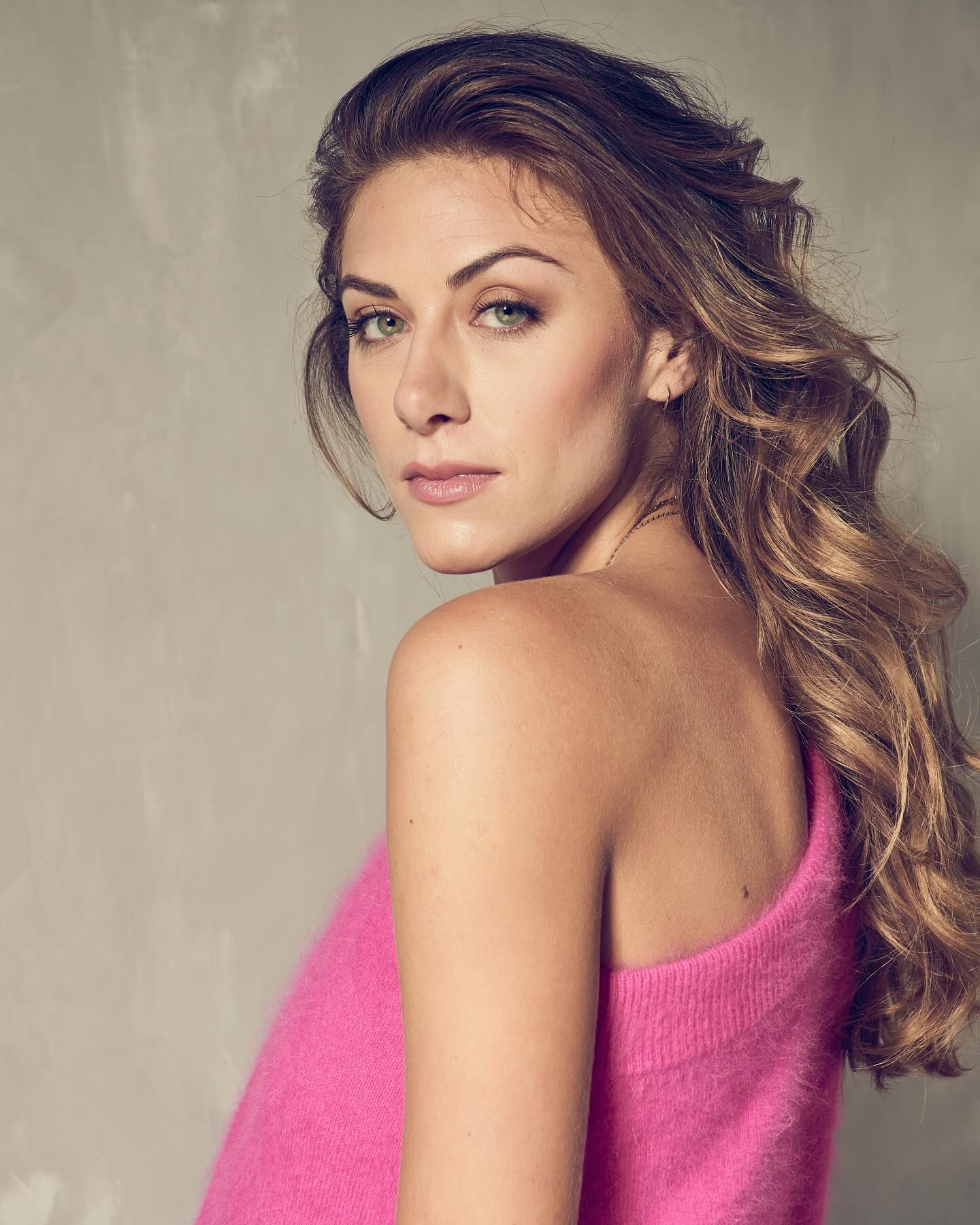 Perry Mattfeld Shares Heartfelt Instagram Shoutout Actress Perry Mattfeld posts a heartfelt Instagram shoutout, sparking fan buzz today now!