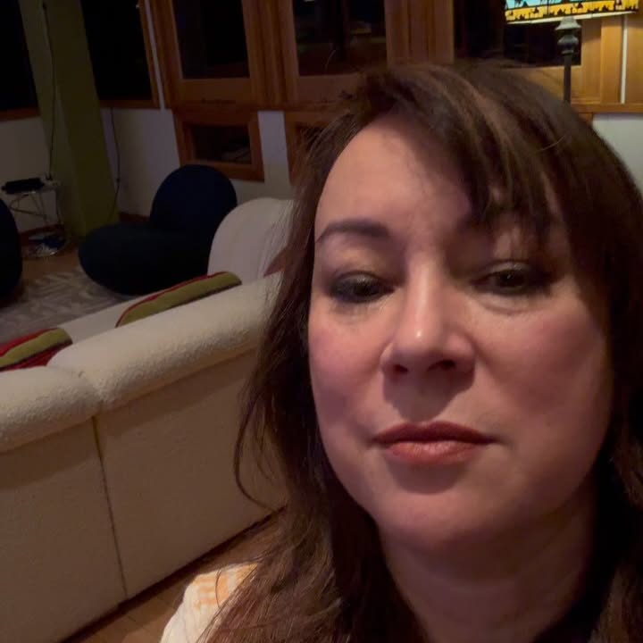 Poker Night Charm: Jennifer Tilly Shines at Amber’s
