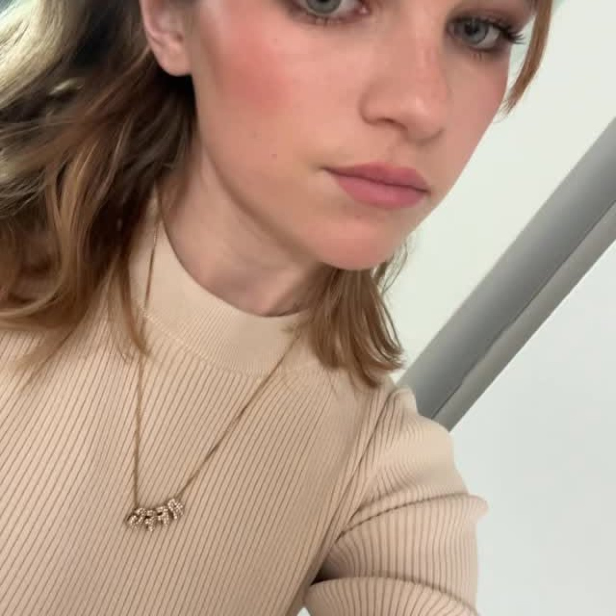 Raegan Revord’s Bold Haircut Marks New Style Chapter Author and actress Raegan Revord unveils a fresh chop, shifting her style with bold flair!
