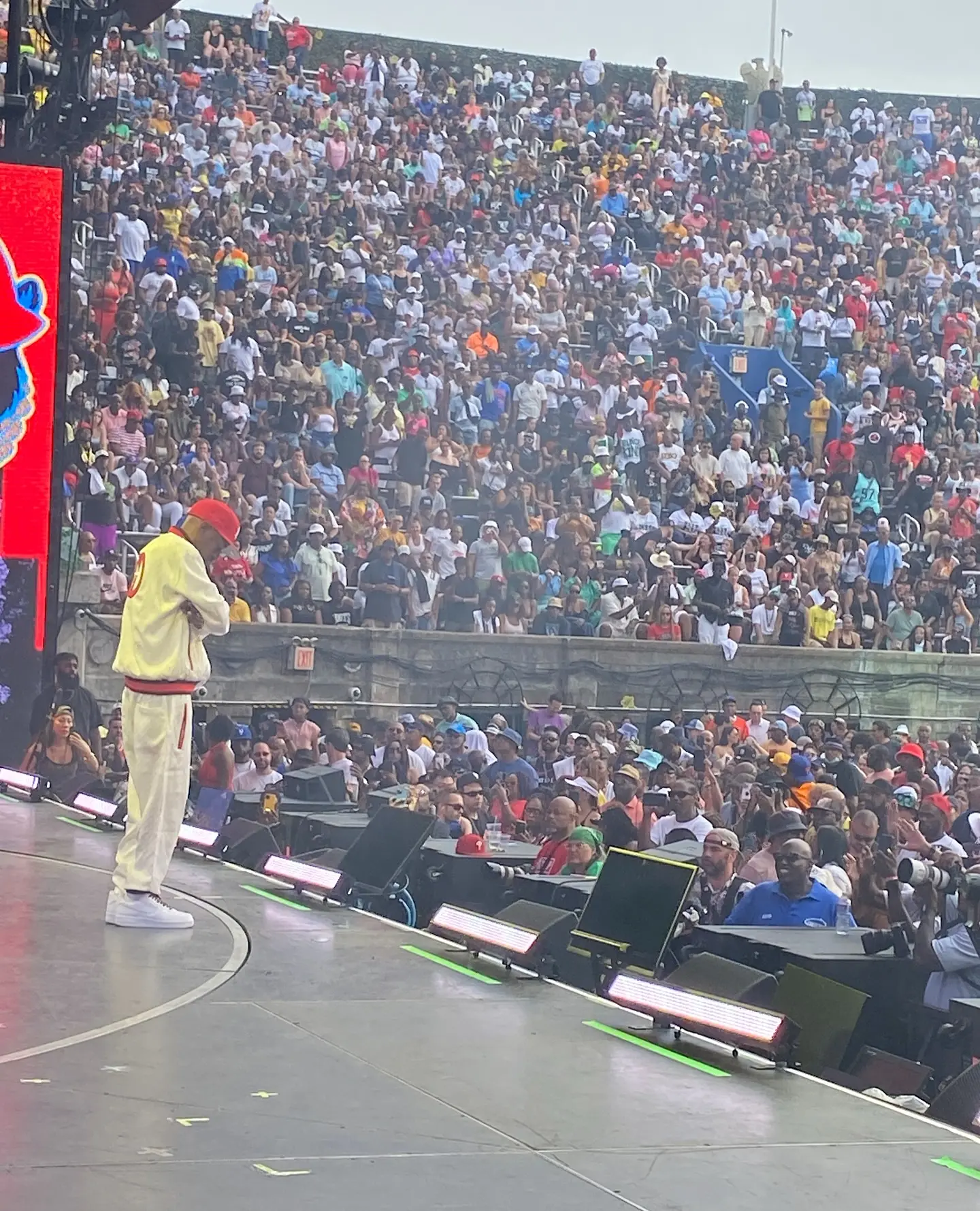 Rakim Kicks Off Summer With Poolside Post