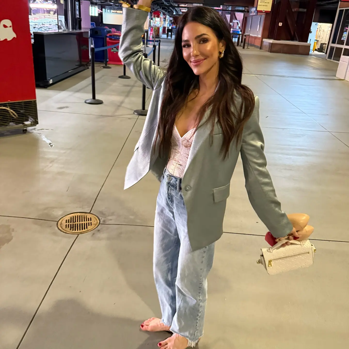Rebekah Graf’s Artful Instagram Carousel Rebekah Graf offers a glimpse at her day with art shots, coffee moments & candid smiles.
