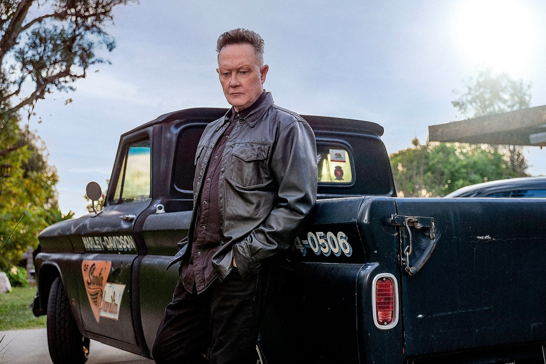 Robert Patrick Refreshes Profile With New Photo Actor Robert Patrick revamps his profile; fans invited to choose the standout shot!.
