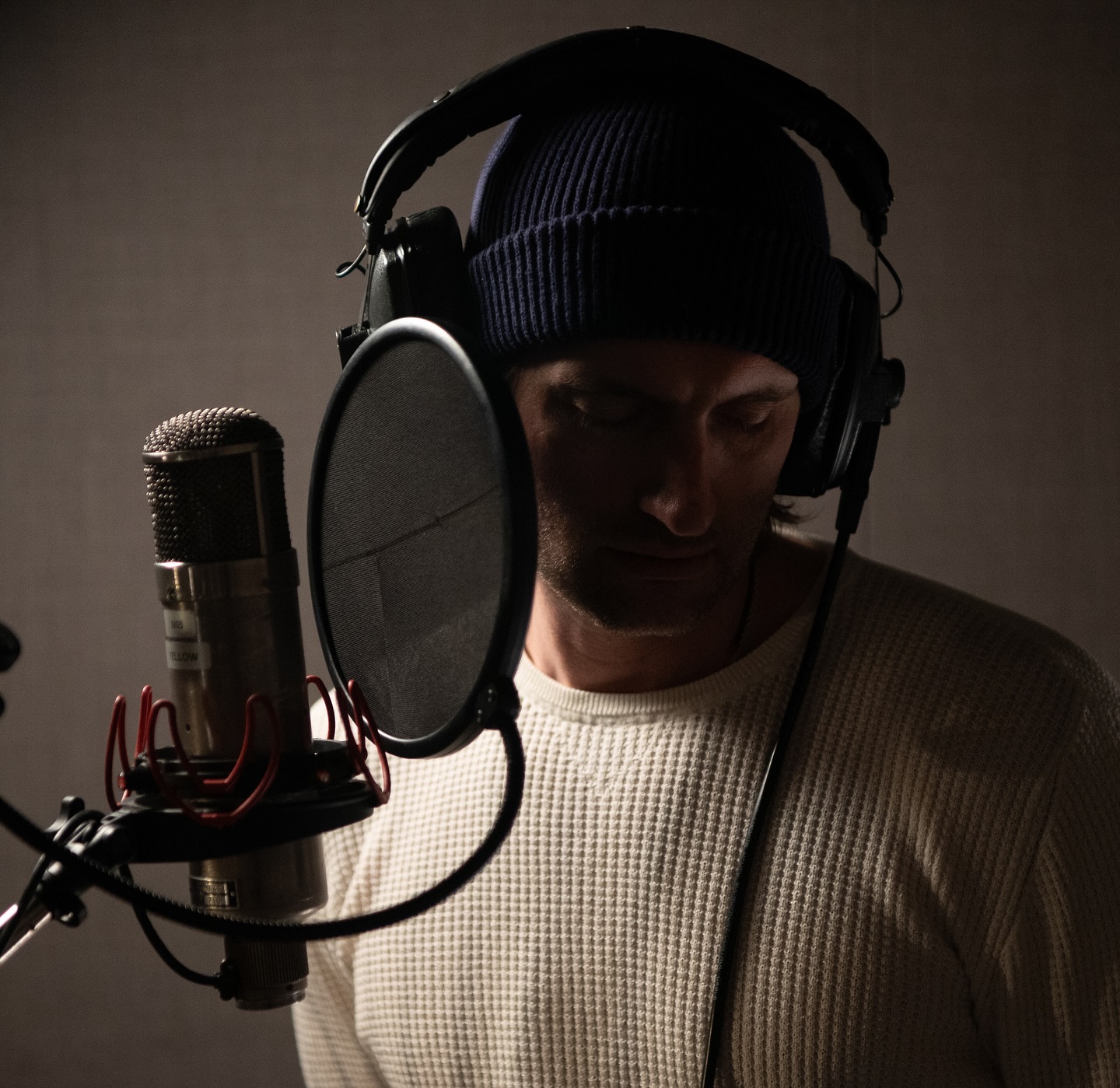 Ryan Hurd Embraces London Charm Rising star Ryan Hurd dazzles in London with unmatched style, humor, and bold presence now.