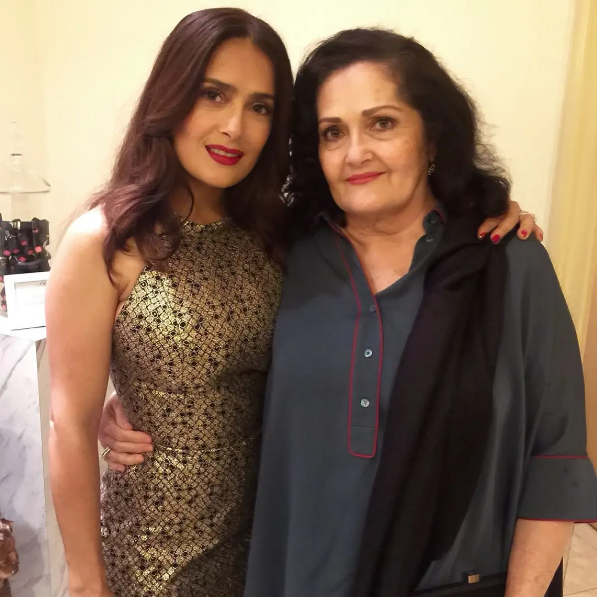 The acclaimed actress sends heartfelt Mother’s Day wishes in a touching bilingual tribute.