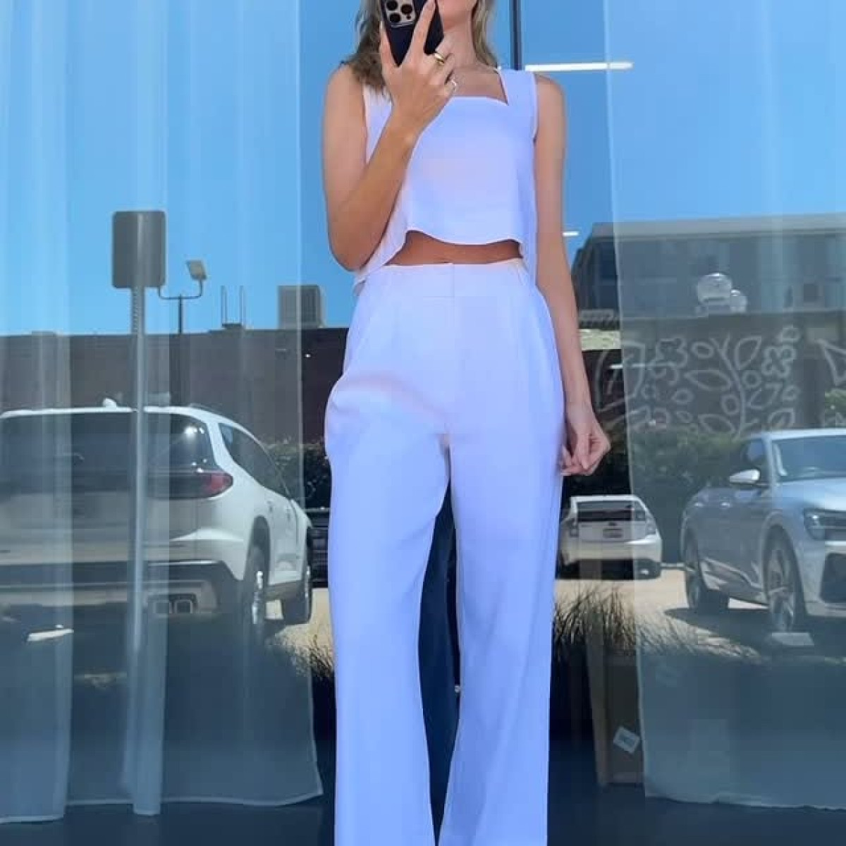 Celebrity Sara Foster winks at awkward encounters with a fake phone call trick on Insta!!