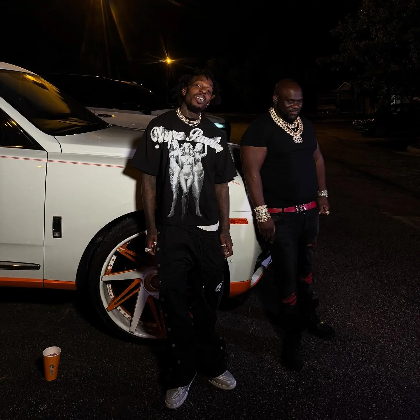 Rapper’s post exudes coastal allure and urban vibe, radiating bold charm and sleek energy.