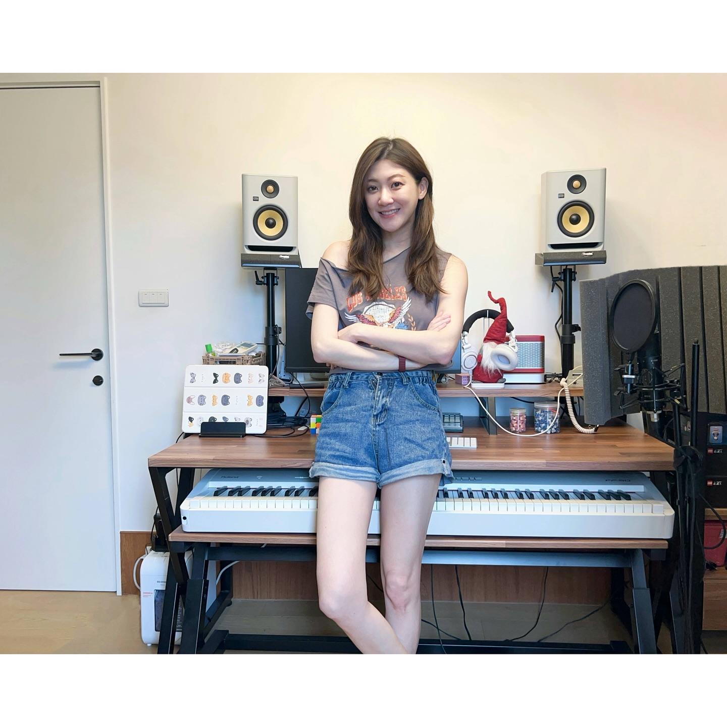 Shara Lin Unveils Her Home Studio Ahead of “Evelyn” Release