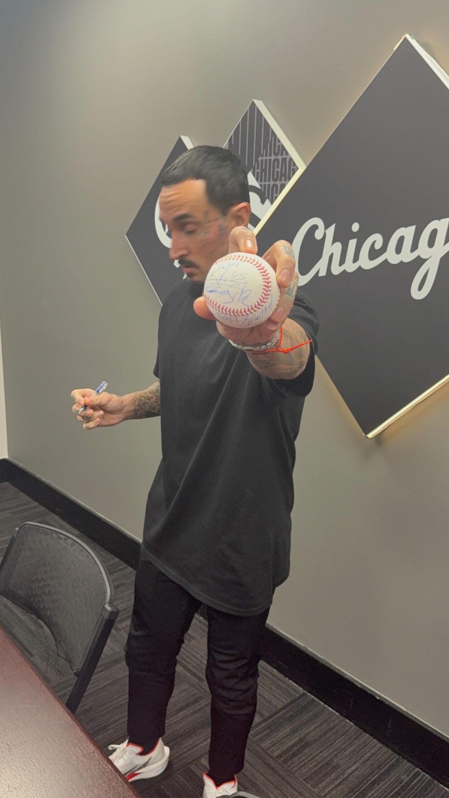 Luis Da Silva thrills fans at Chicago White Sox event by signing baseballs with pure flair