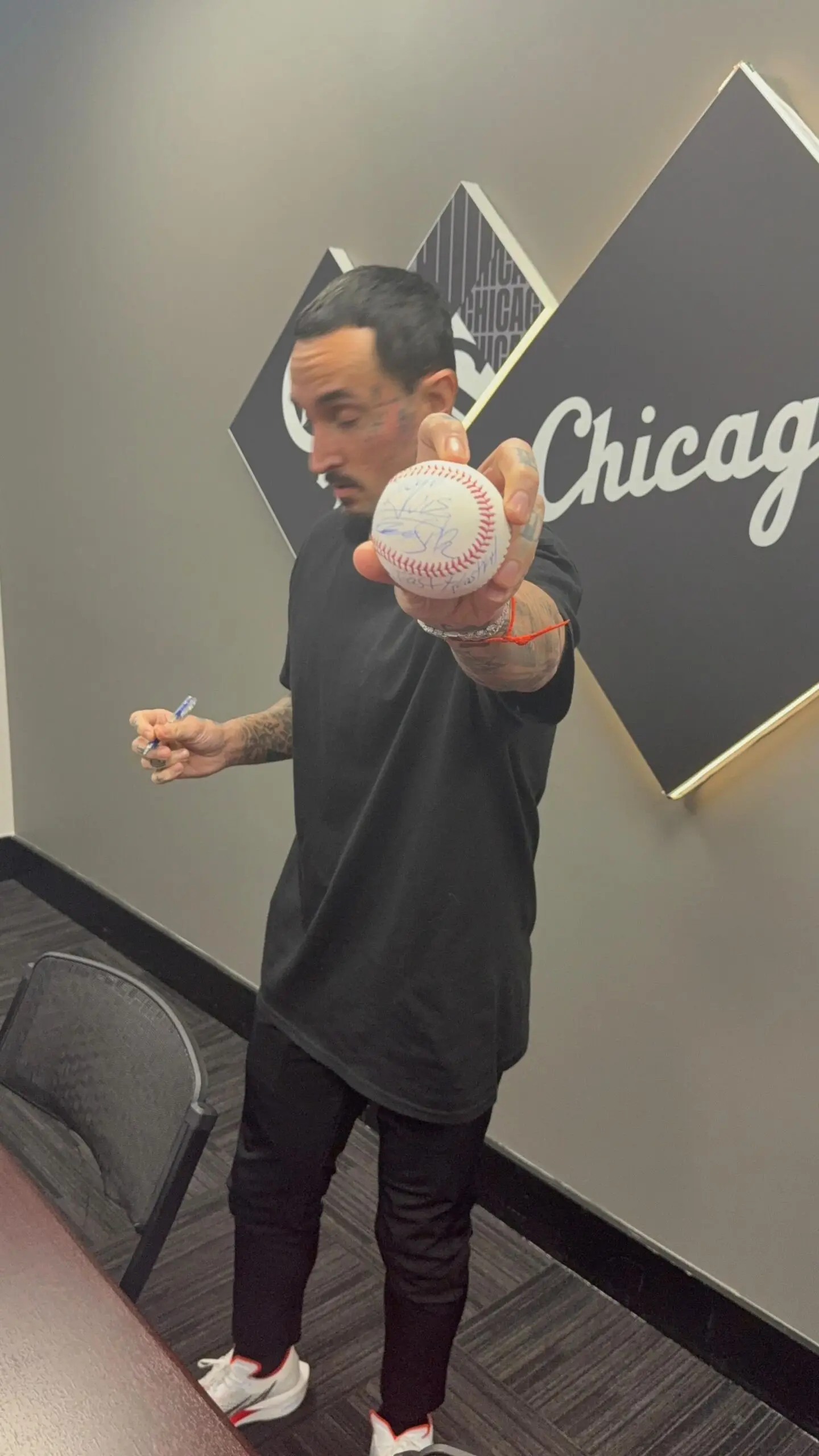 Luis Da Silva thrills fans at Chicago White Sox event by signing baseballs with pure flair