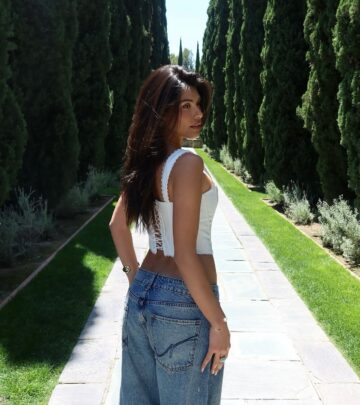 Celebrity Sophia Del Rio dazzles followers with an enchanting display of magic and wonder