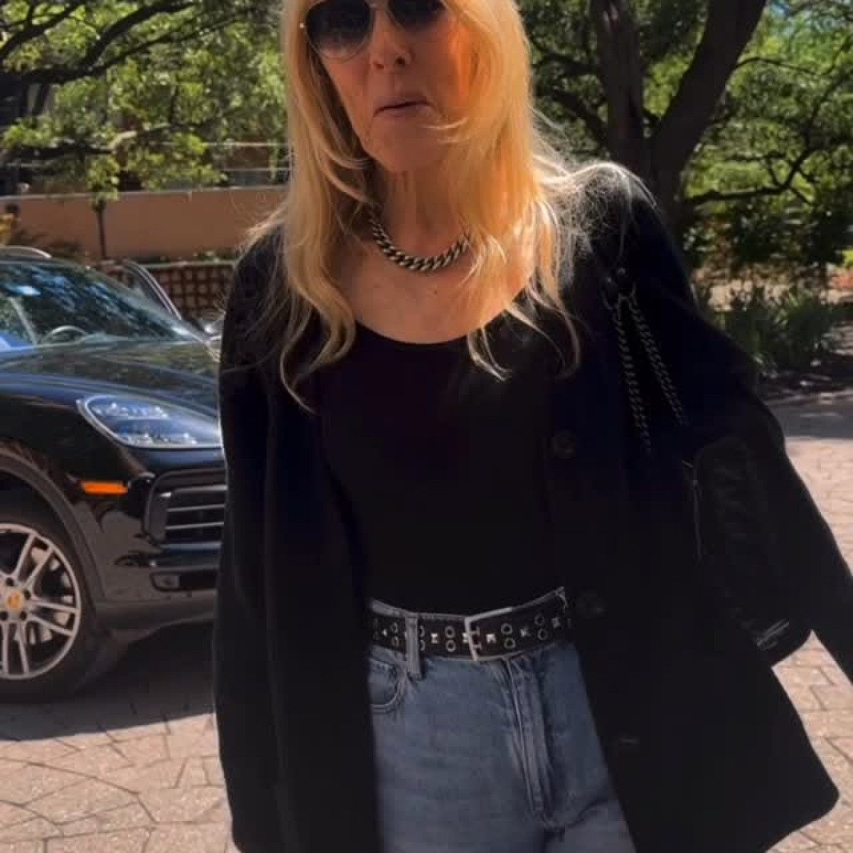 Stewart Hits The Road To Farrah’s Art Exhibit Alana Stewart embarks on a Dallas-to-Austin trip to honor Farrah Fawcett's art legacy.