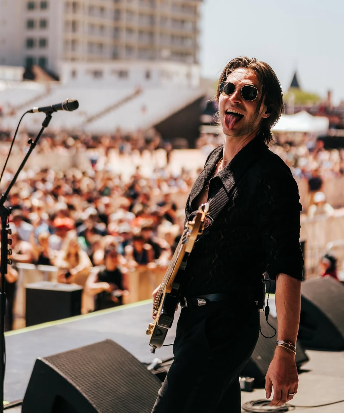 Sunny Maryland Show Lights Up The Struts Sunshine-soaked Maryland show sparks vibrant energy as Jed Elliott and The Struts rock out.
