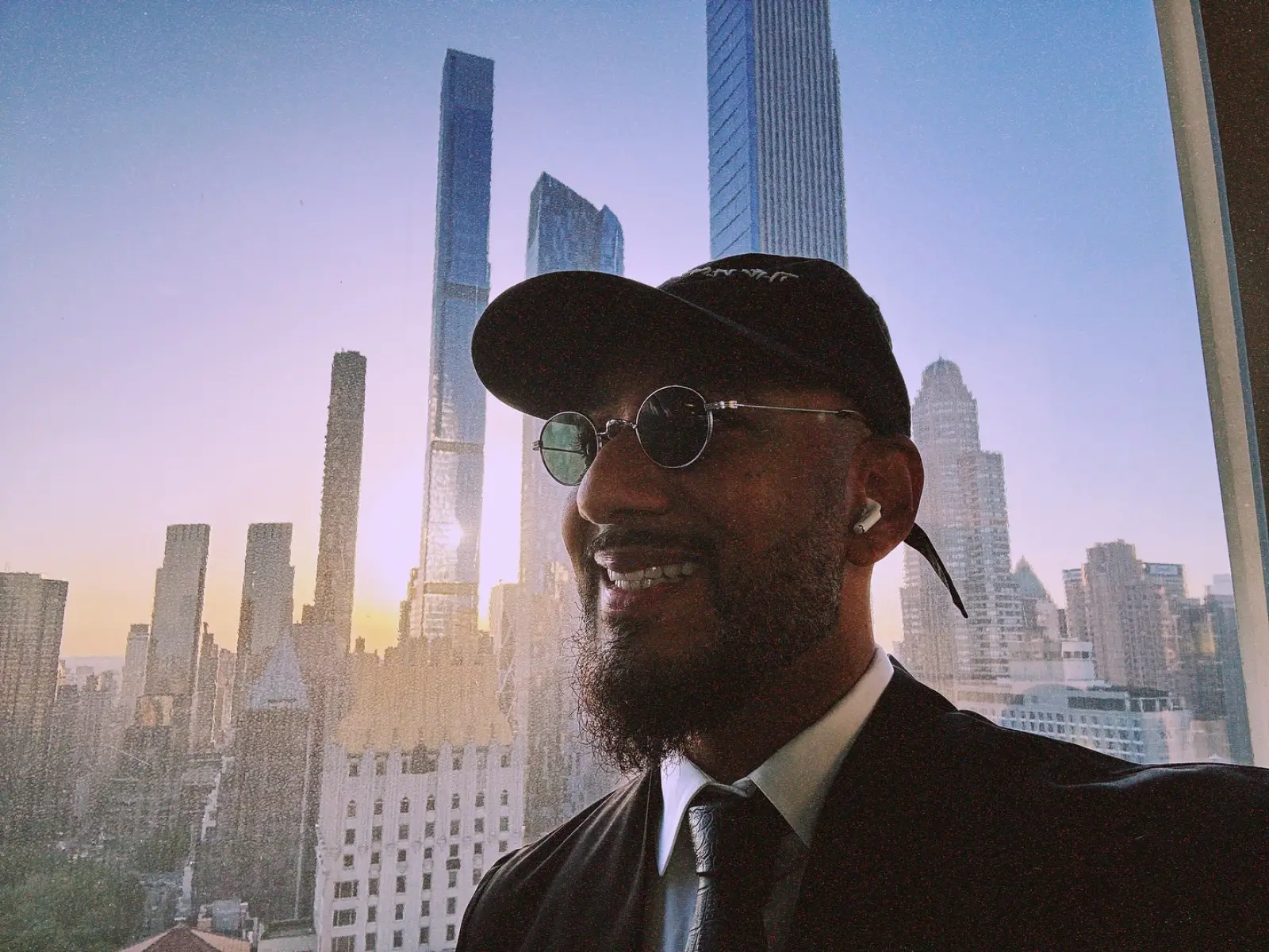 Swizz Beatz Radiates NYC Energy Iconic producer Swizz Beatz channels the pulsating vibrance of New York City in his post!!