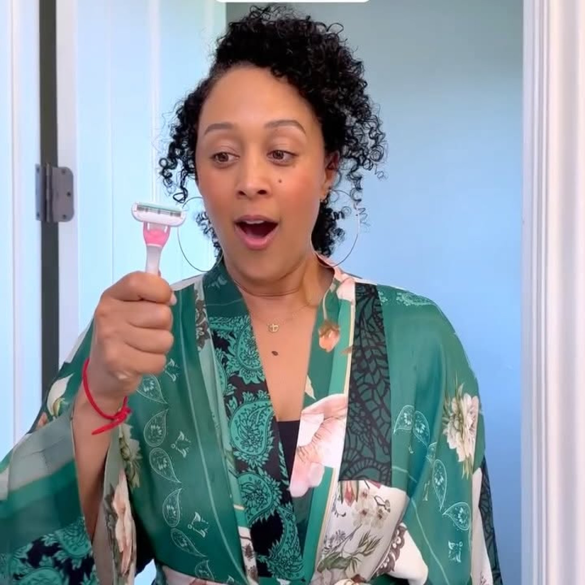 Embracing warmth with humor: moms reveal their seasonal struggles and fresh razor moments!
