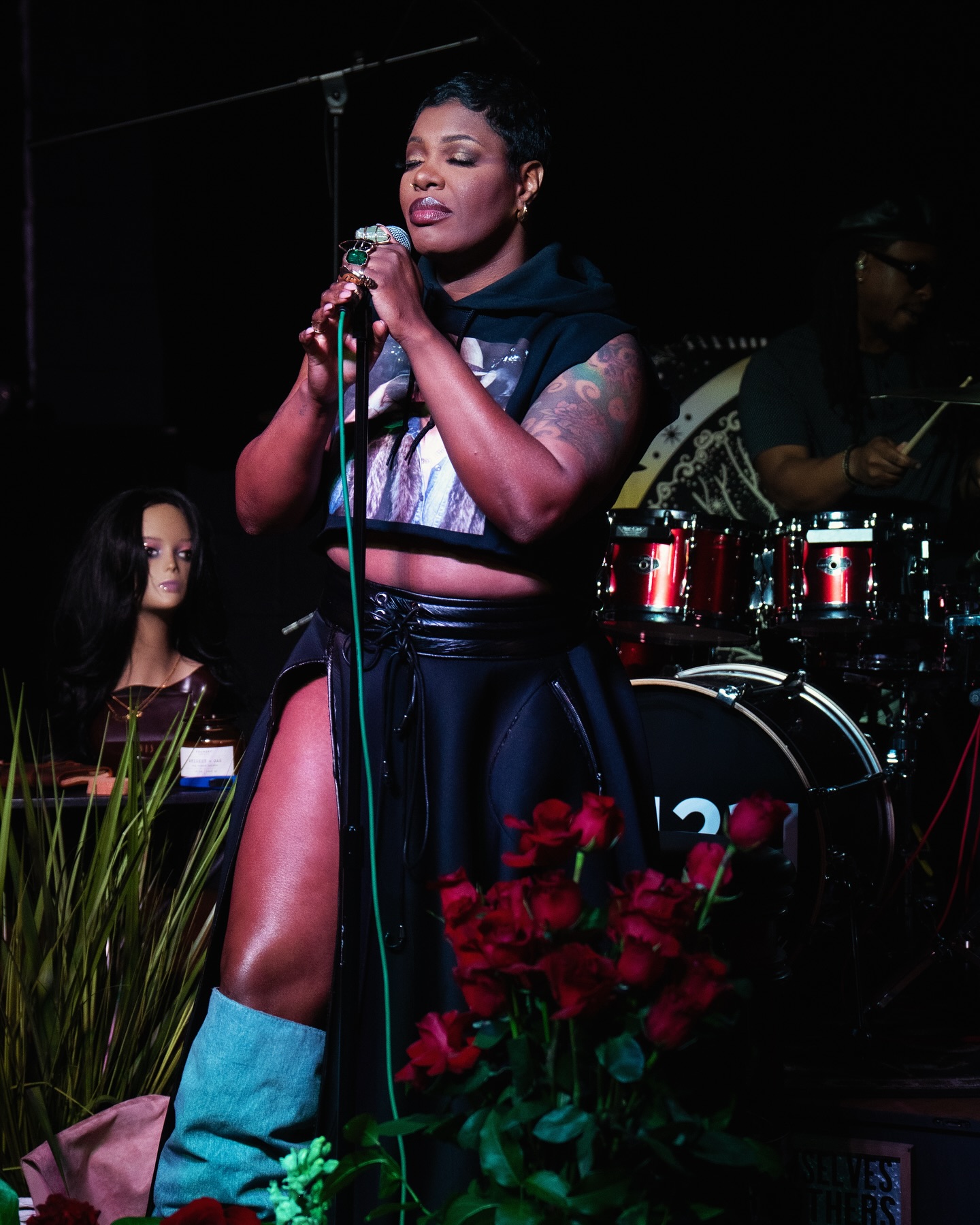 Dynamic artist Ta’Rhonda Jones lights up the stage with a moving dedication to her mother.