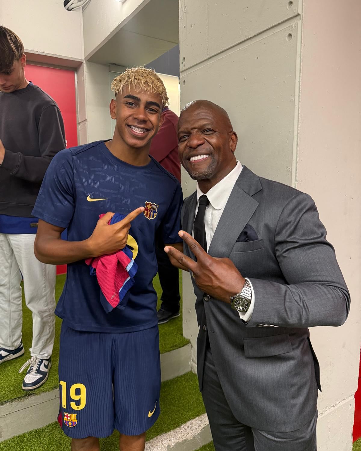 Actor Terry Crews shows his passion for football meeting Barça legends in an epic moment!