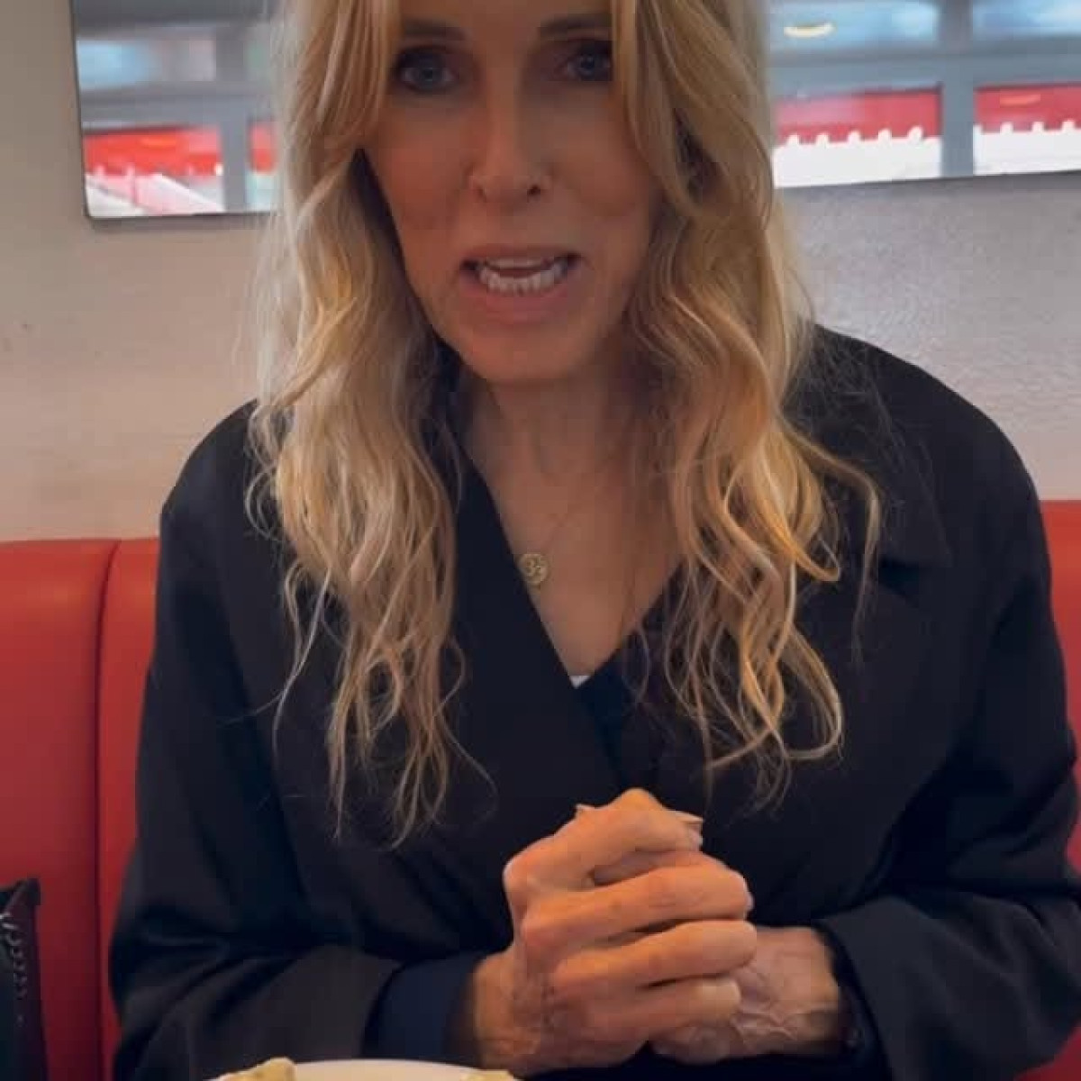 Celebrity Alana Stewart Savors a Rainy Texas Roadtrip Stop at Bubba's Down-Home Delights!!