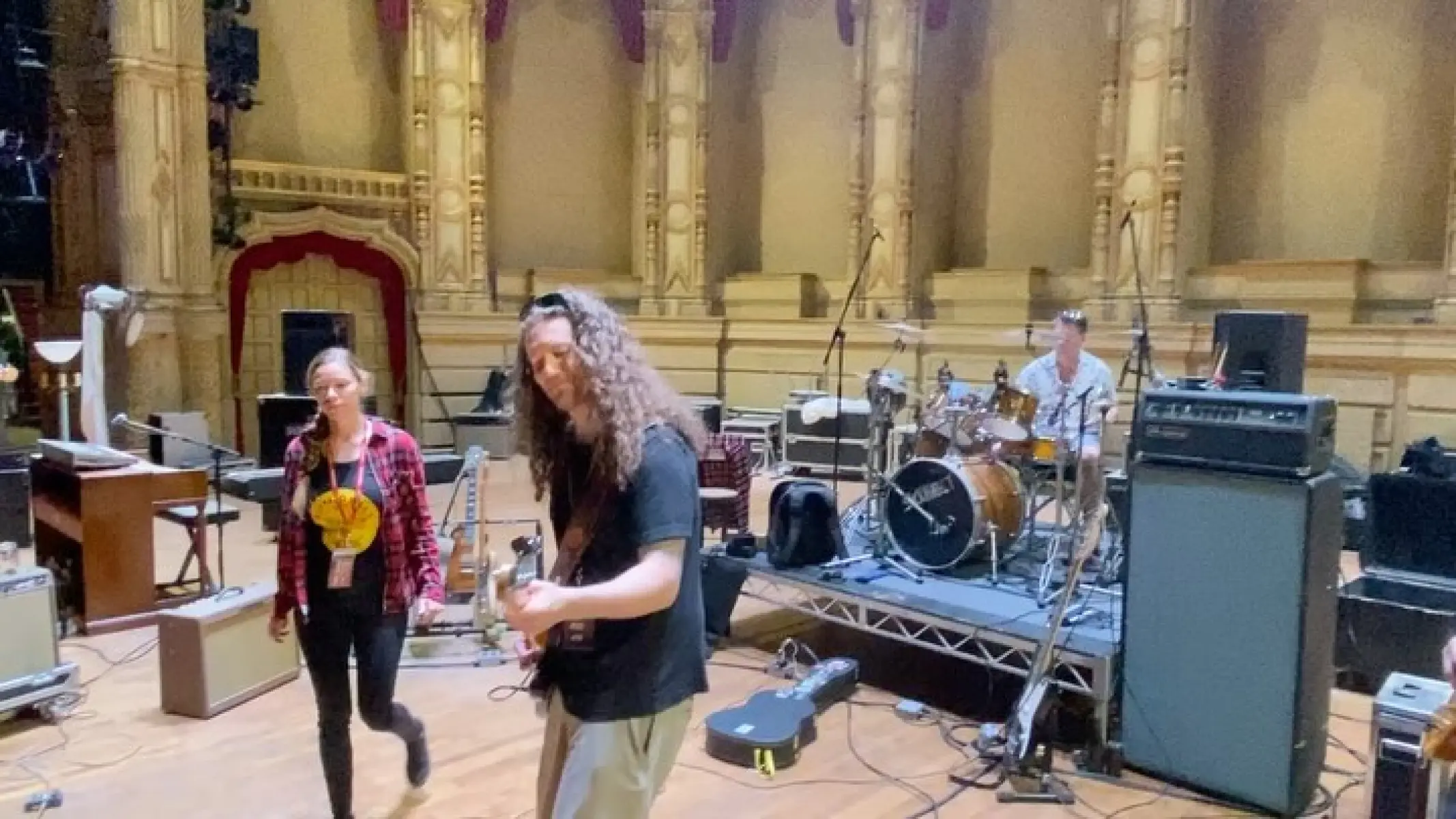 The Last Of Us Crew Jams At BTS Session Behind-the-scenes jam session ignites creativity among cast & crew at HBO for real magic!