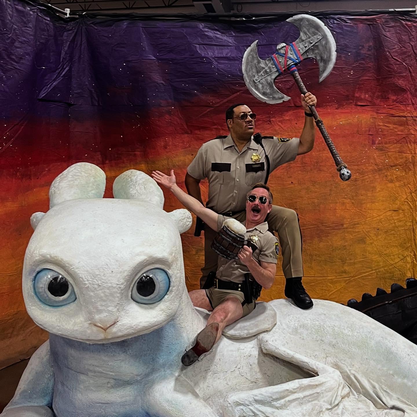 Thomas Lennon Energizes Mot City Comic Con Vibrant performance featuring Cedric Yarbrough and a spirited vibe ignites the celebration.