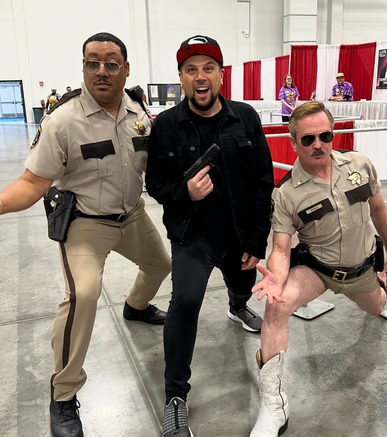 Thomas Lennon Headlines Detroit Comic Con Renowned actor Thomas Lennon energizes Detroit at MotCity Comic Con with his unique flair!