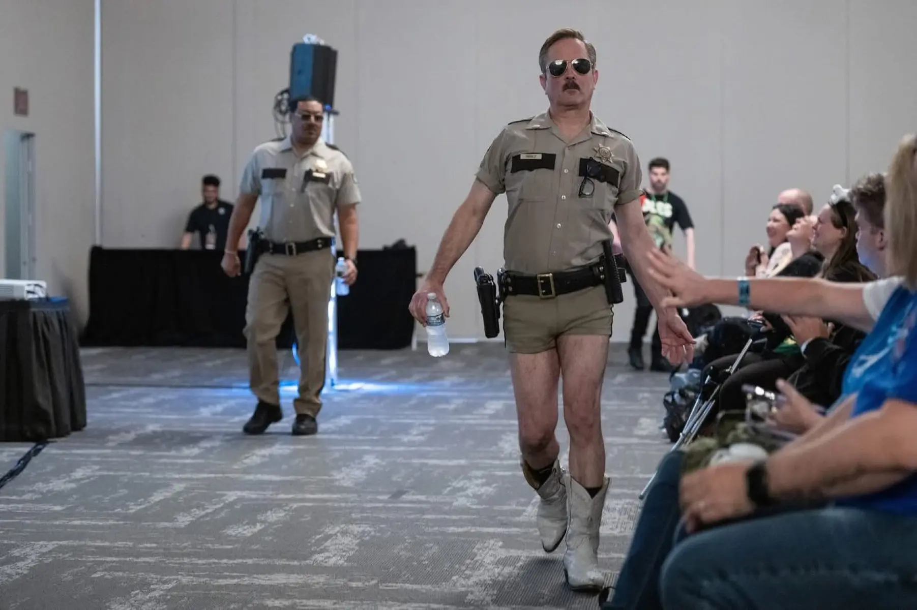 Thomas Lennon’s Boot Snafu At Comic Con Thomas Lennon stuns fans with a boot snafu at Comic Con, sparking buzz in U.S.