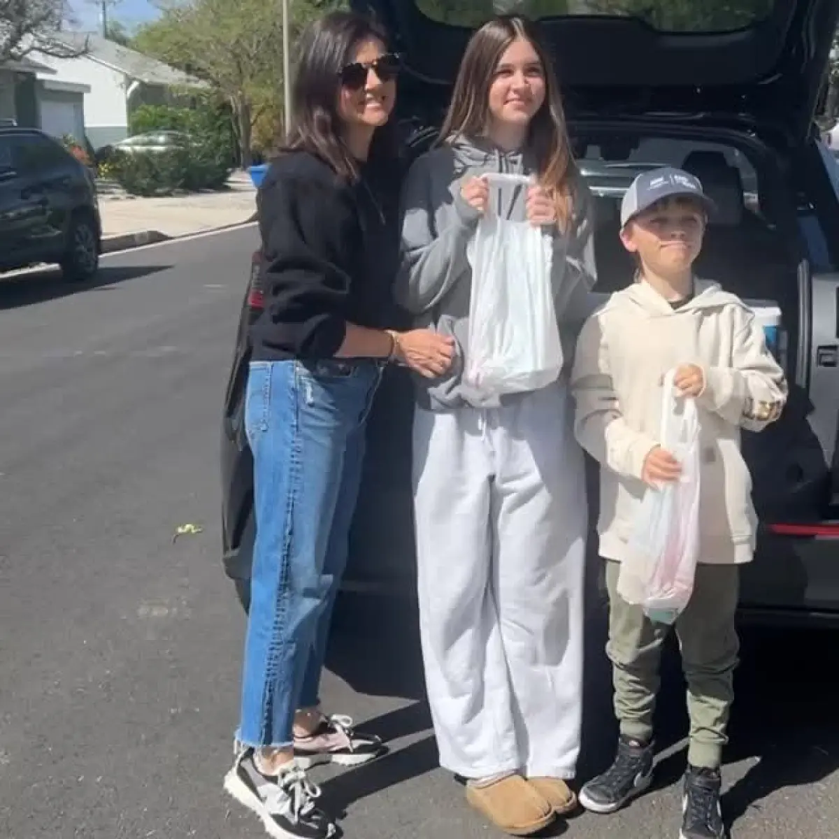 Tiffani Thiessen Champions Meals on Wheels Mission Inspiring community service as Tiffani connects with seniors to support life-saving meals.