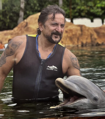 Veteran horror icon Tom Savini explores the tranquil waters and thrills at Discovery Cove!