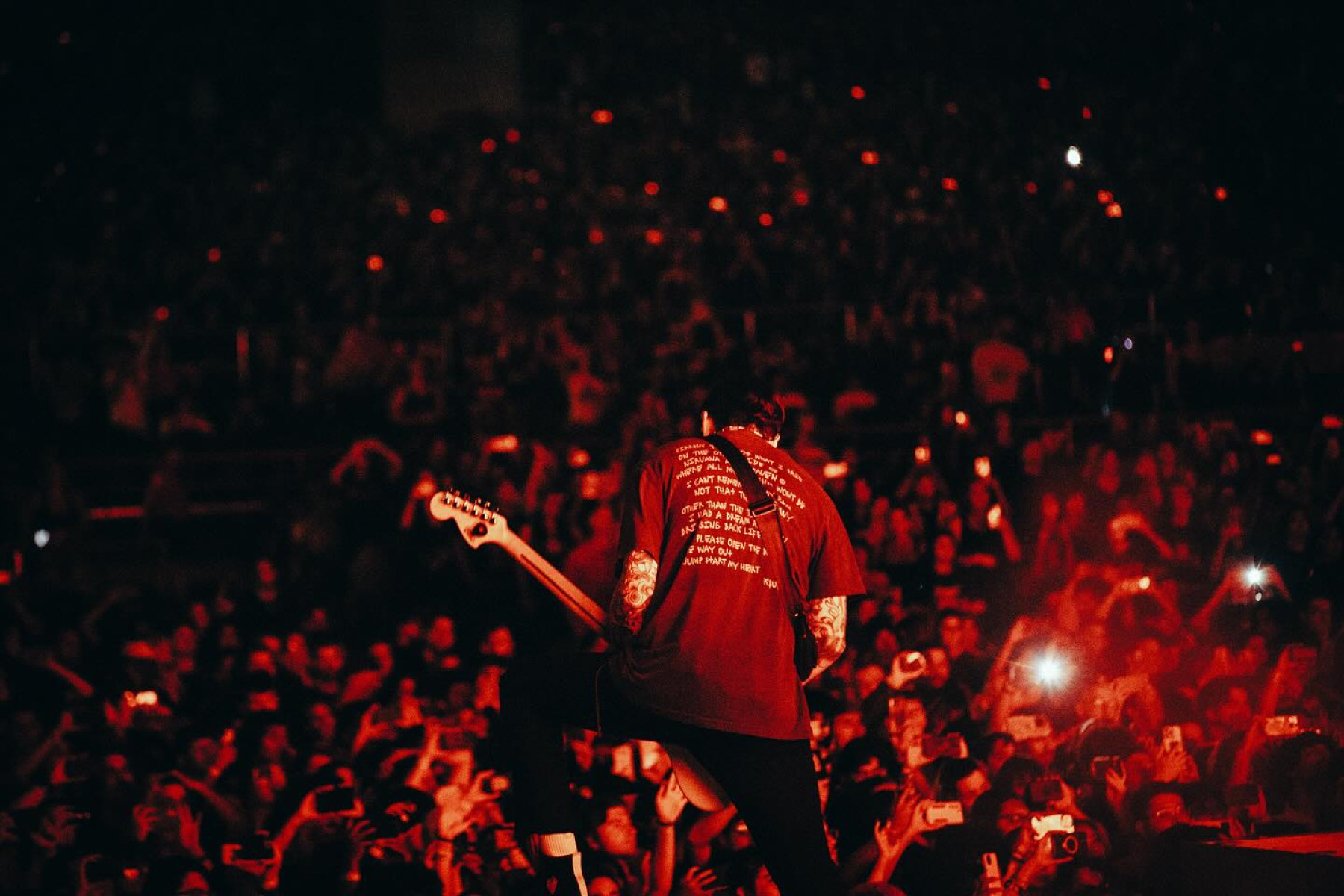 Tony Perry’s Candid Instagram Moments Experience the relaxed vibe and distinct style of Pierce the Veil’s lead guitarist Tony.!!