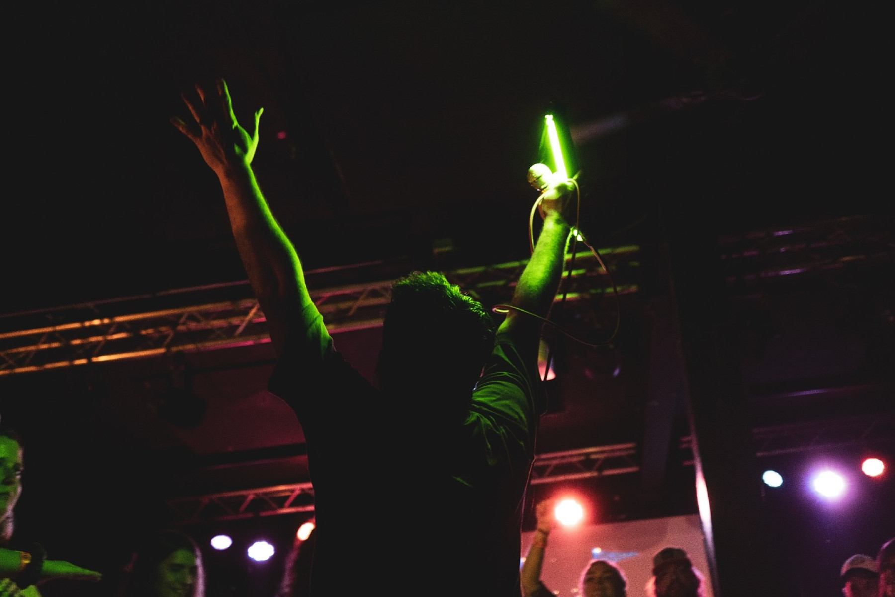 Tour vibes on display: Chris Farren ignites live energy with Oceanatorband’s stage magic!!