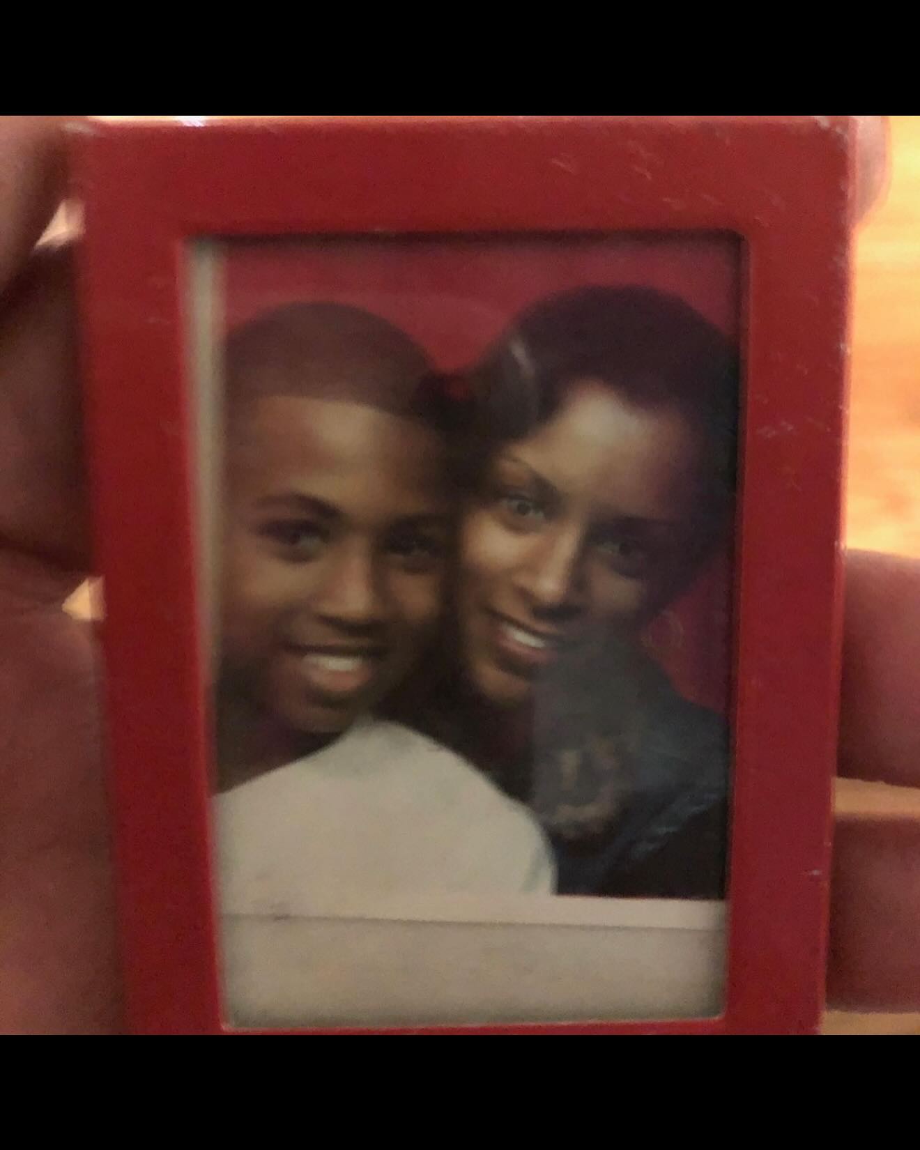 R&B icon offers Mother’s Day wishes with favorite ladies, celebrating love and strength!!