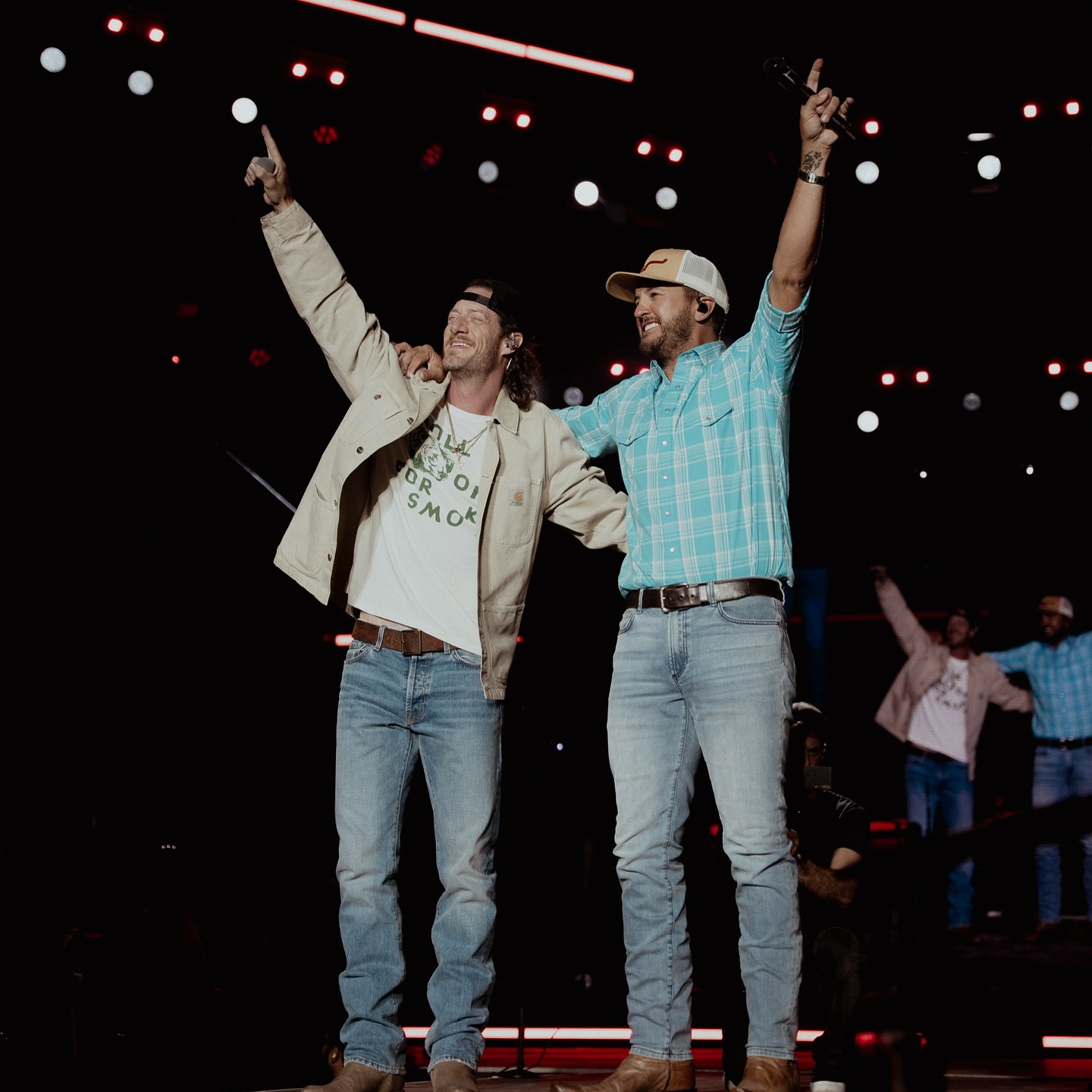 Tyler Hubbard Revels In Luke Bryan’s Farm Tour Bash A spirited farm rendezvous as Tyler Hubbard and Luke Bryan ignite a rural night fiesta!!!!