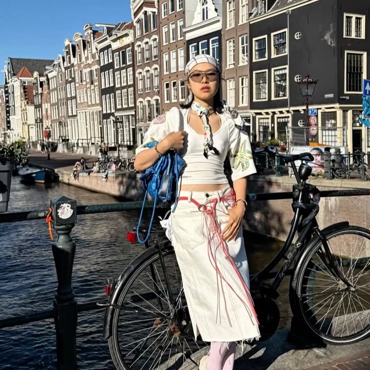 Valerie Zhang Strolls Amsterdam’s Canals in 22K Steps