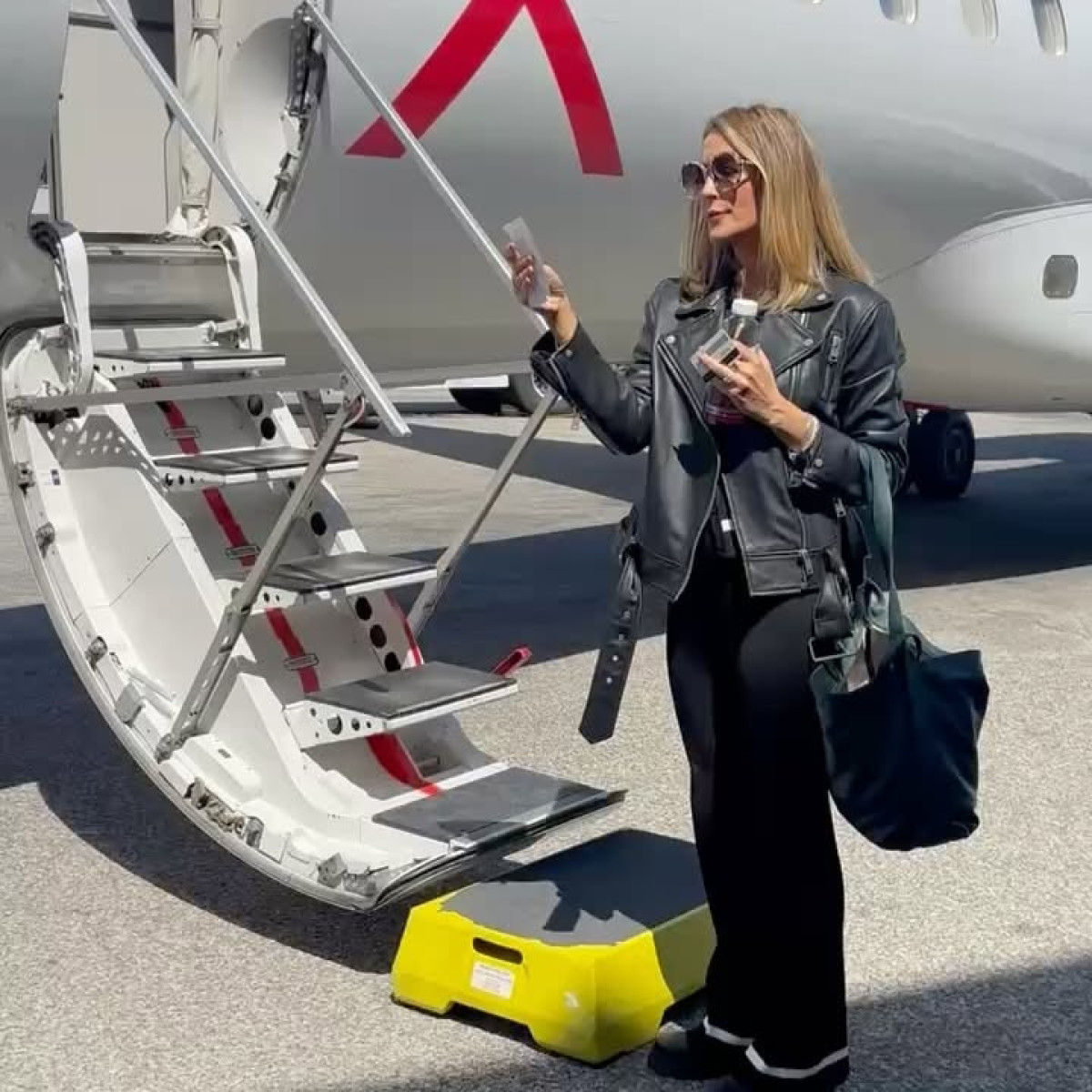 Vegas Escapade: Jennifer Finnigan Weekend Getaway Jennifer Finnigan savors a vibrant Vegas night of love, luck, and unforgettable escape.