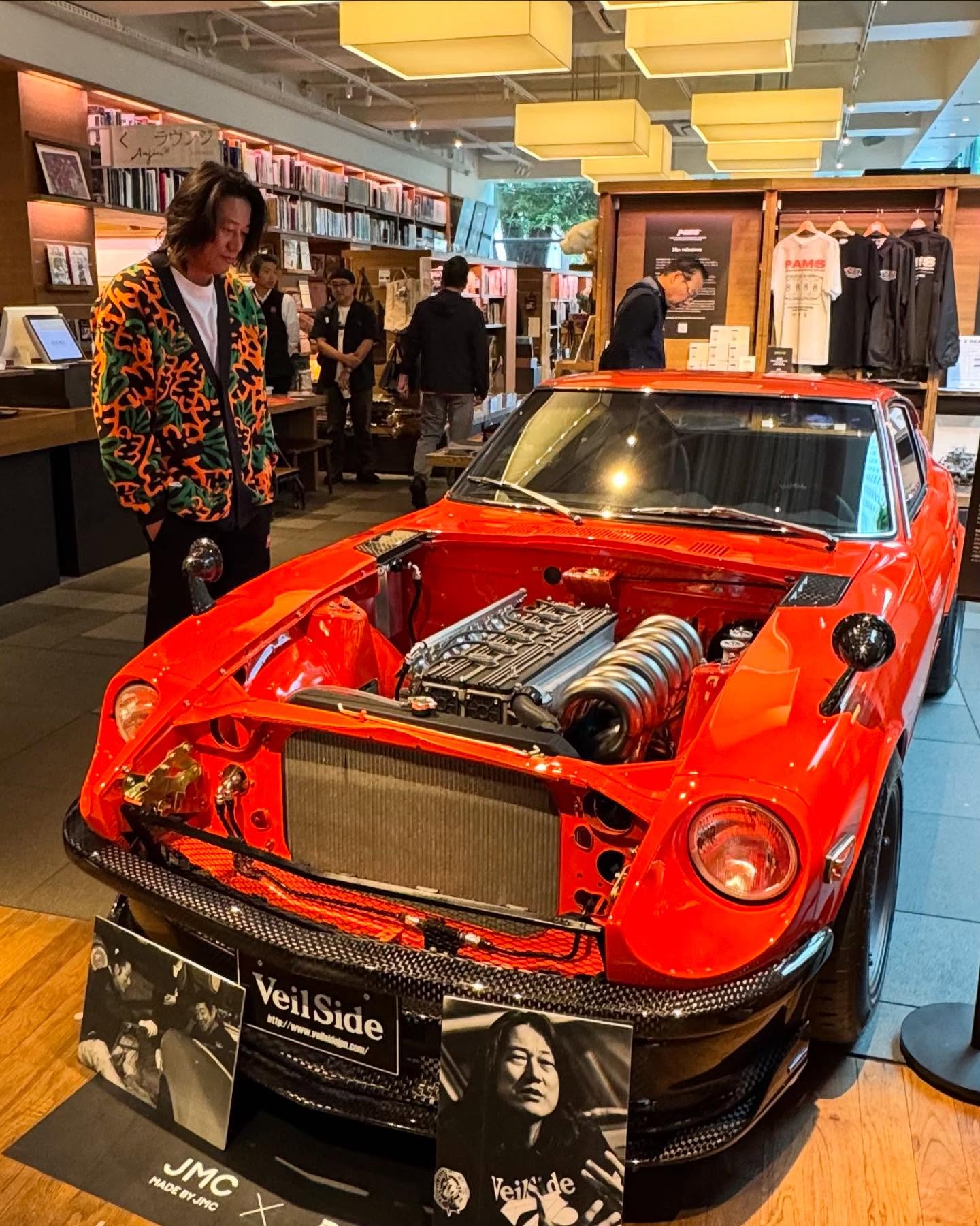 Veilside Nanakorobi Yaoki Z- Display Inspires Resilience A striking exhibit at Tsutaya Books Daikanyama celebrates art, culture, and unyielding spirit.