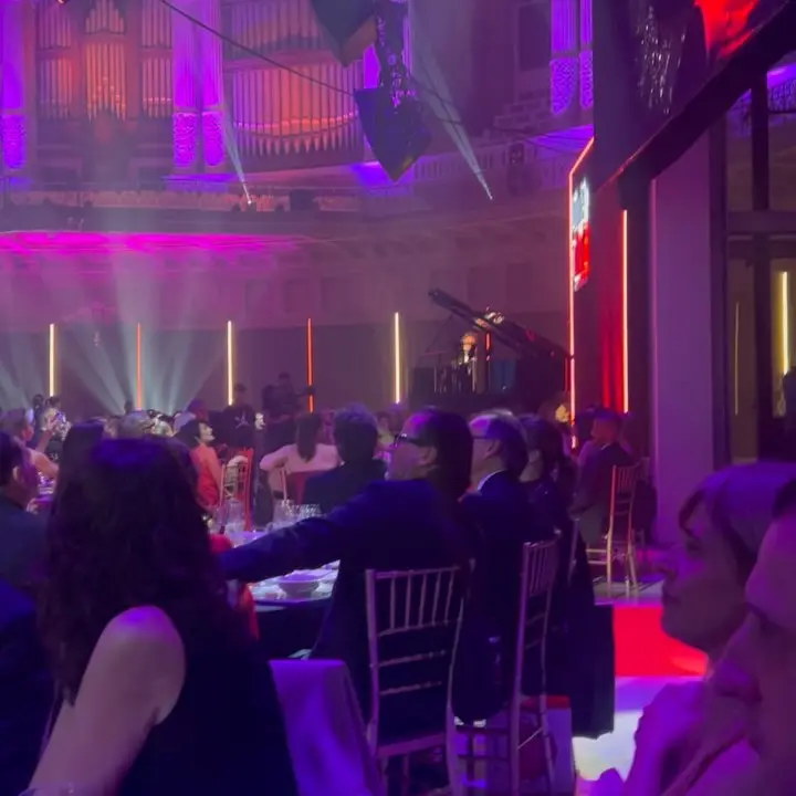 Wainwright Shines at Charity Gala