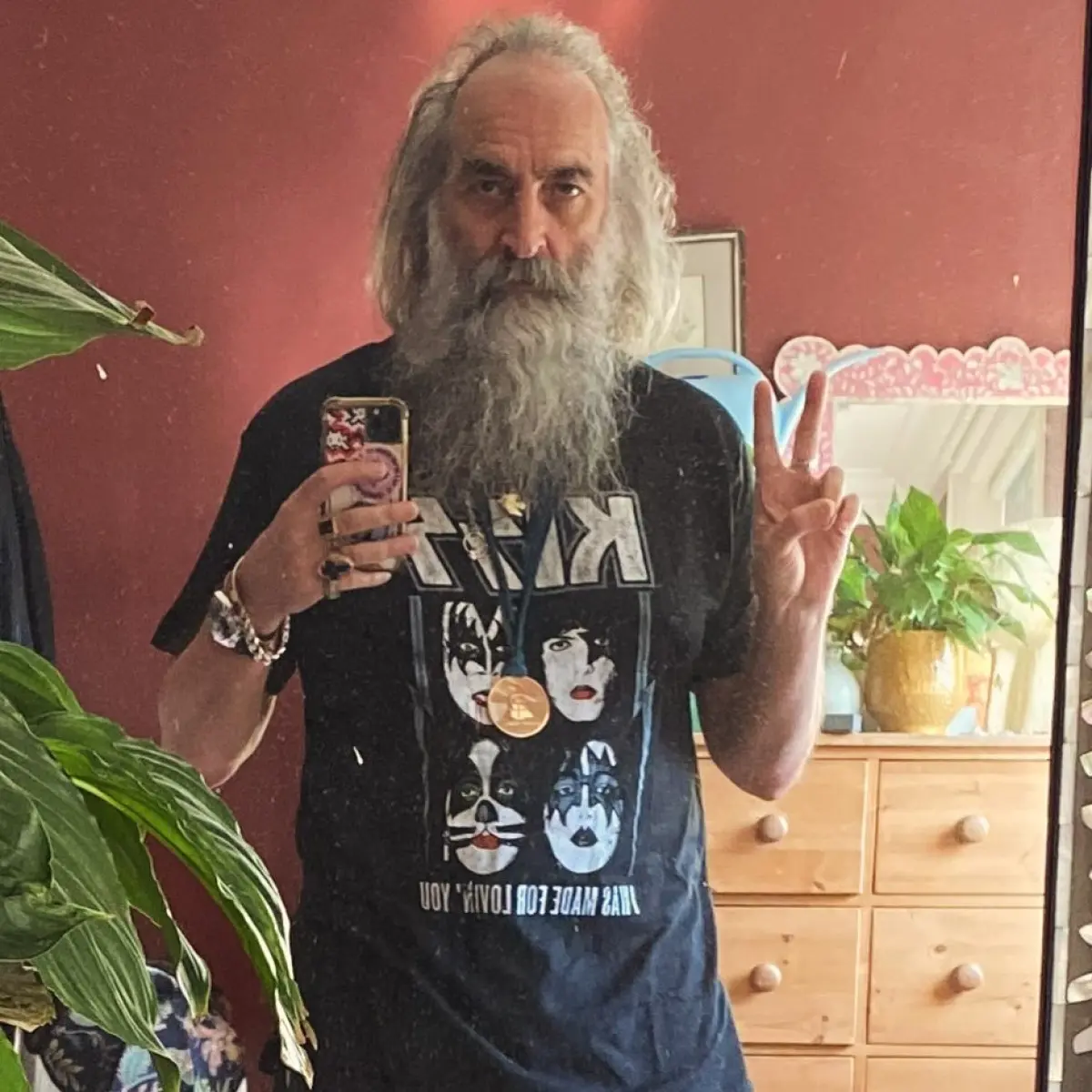 Warren Ellis Unveils ‘Bonjour Tristesse’ Instagram Post Warren Ellis shares an introspective message, blending artistry with a hint of melancholy.