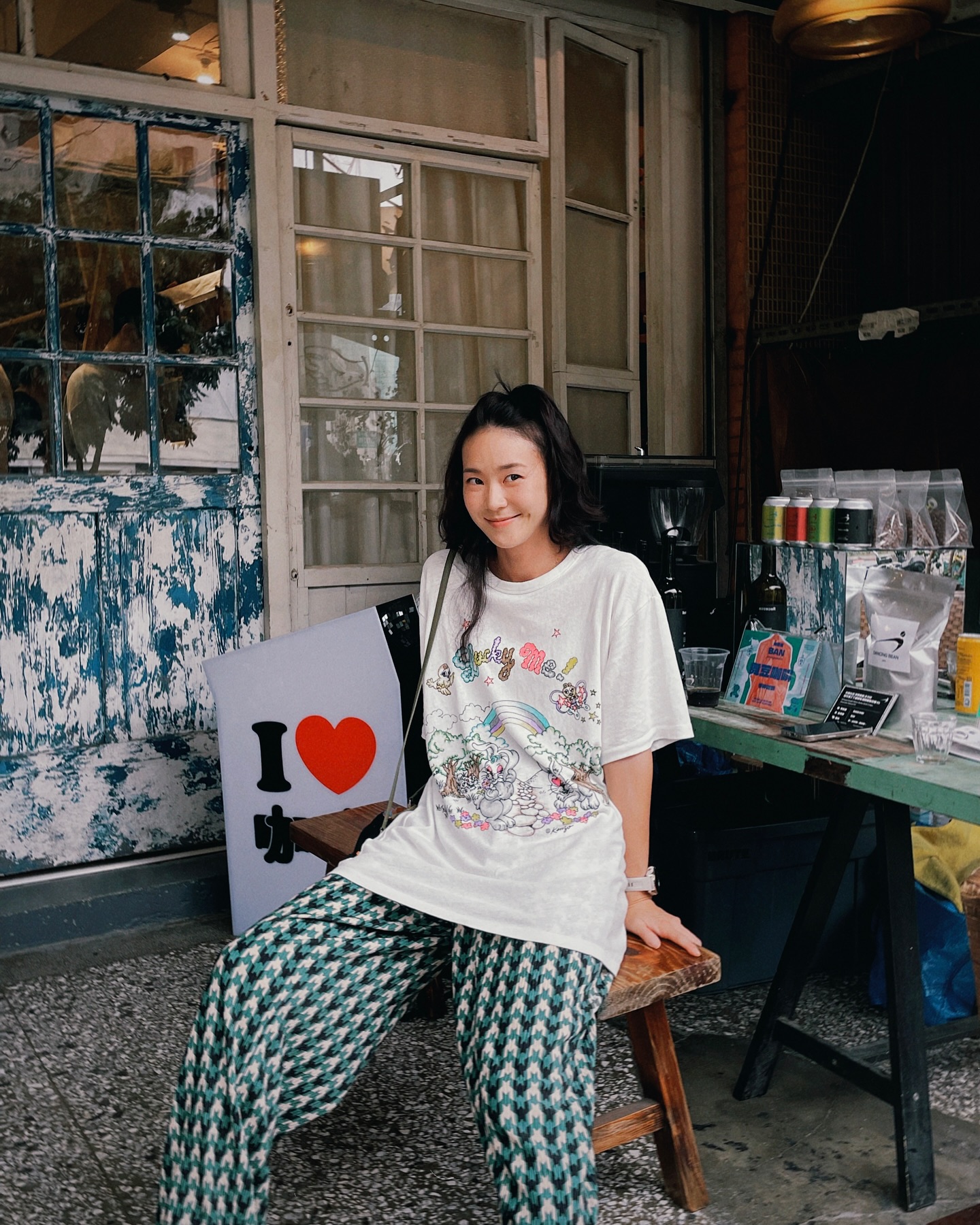 Weekend Market Fashion Delights Spark Second-Hand Buzz Creative painted tees and retro treasures light up the vibrant weekend second-hand bazaar.