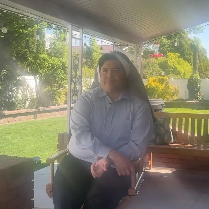 When Outfits Collide: Harvey Guillén’s Comedic Set Moment