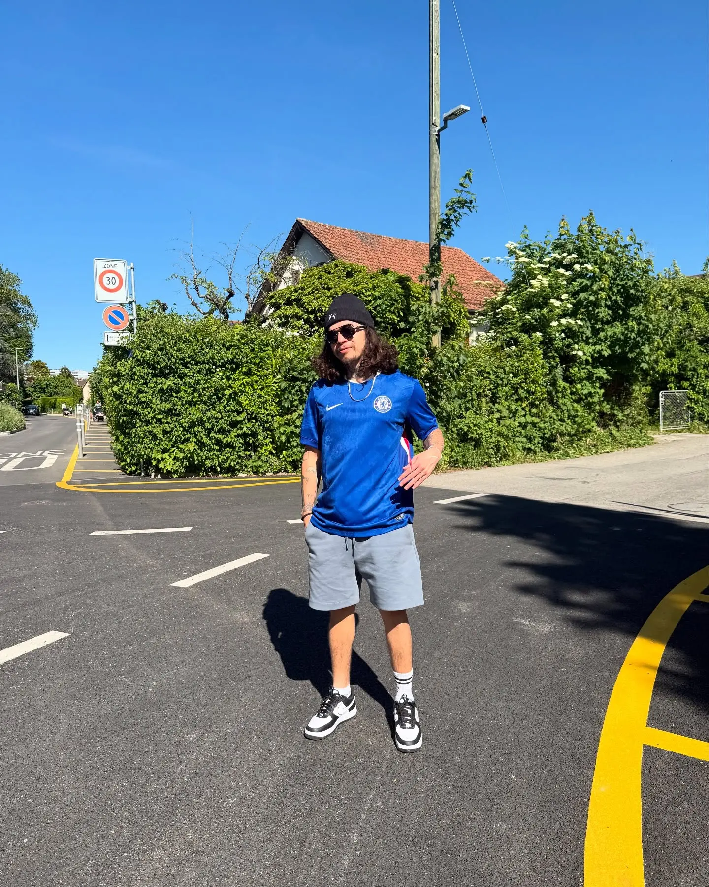 Brazilian influencer dons latest Chelsea kit ahead of major match – style meets passion!!!