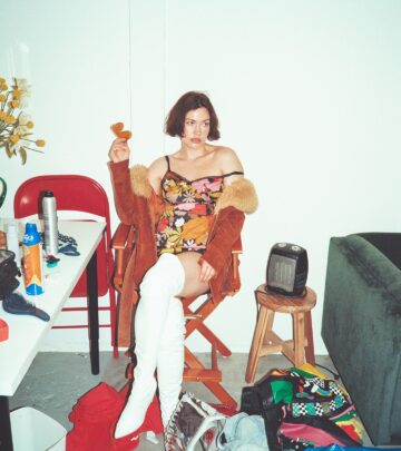 Exclusive green room moment capturing Whitney Moore’s creative flair alongside Selashiloni