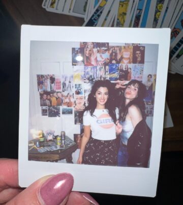 Retro flash meets style as Alison Brie and x_cetra transform Y2K vibes into modern chic!!!