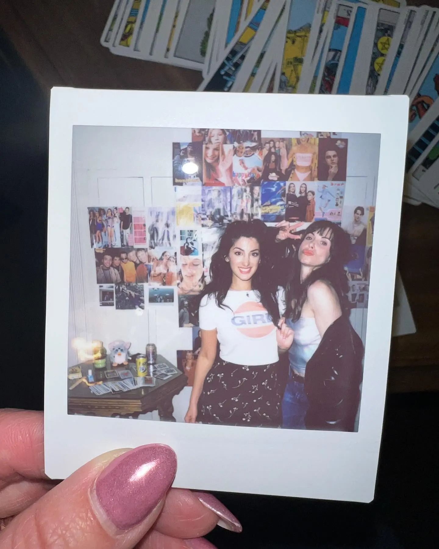 Y2K Vibes Ignite With Alison Brie’s Latest Look Retro flash meets style as Alison Brie and x_cetra transform Y2K vibes into modern chic!!!