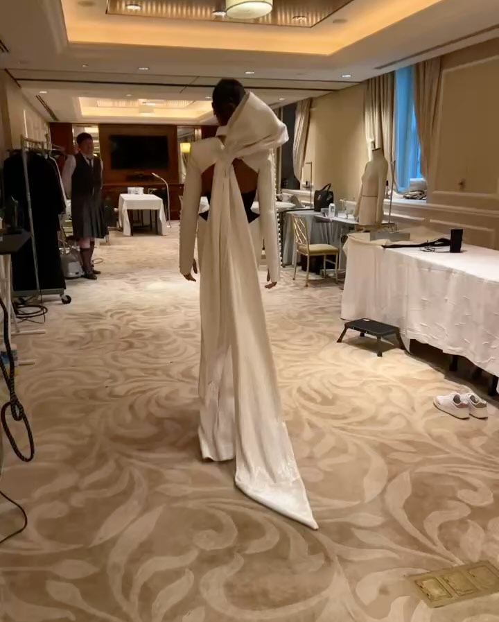 Zoe Saldaña Flaunts Tailored Perfection