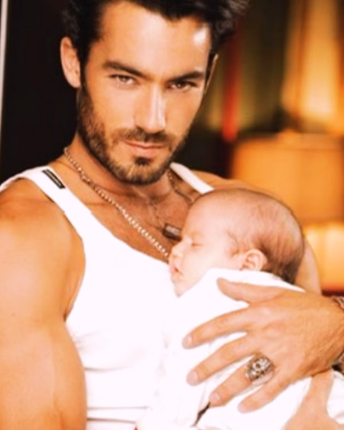 Aarón Díaz Celebrates Fatherhood with Heartfelt Post The telenovela star shares candid snaps and a touching caption saluting fathers worldwide.
