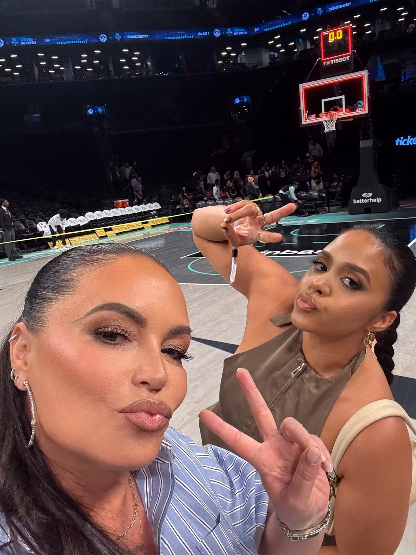 Hip-hop icon swaps digits with Unbreakable Kimmy Schmidt courtside at recent WNBA showdown