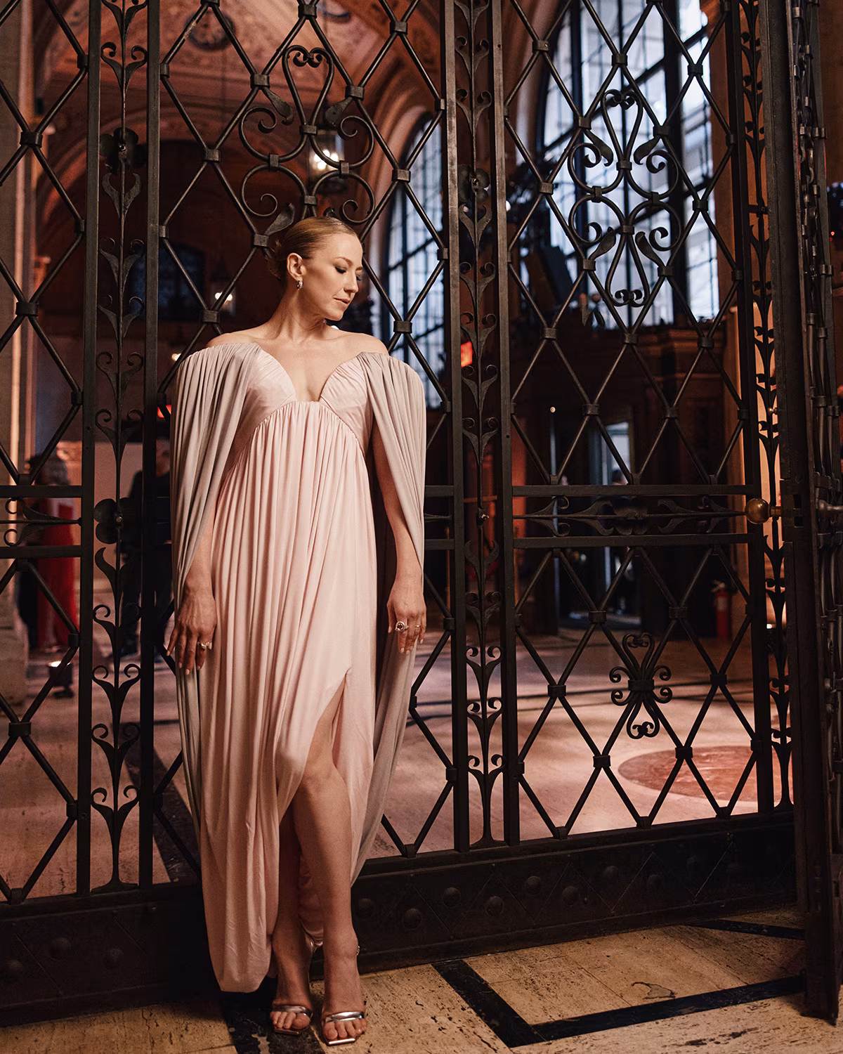 Carrie Coon Stuns at The Gilded Age S3 Premiere Ambition meets glamour as the Emmy nominee shines in custom looks at Max’s new drama debut.