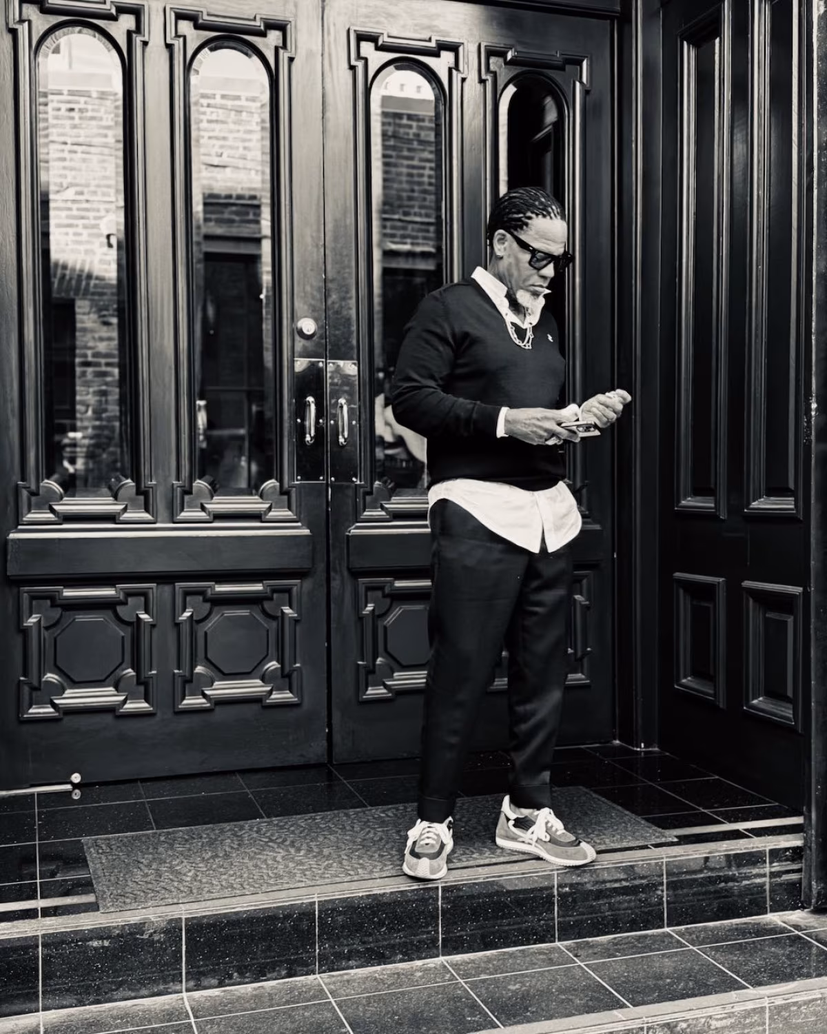 D.L. Hughley Teases Upcoming Work With Instagram Teaser Comedian D.L. Hughley shares behind-the-scenes moments as he preps exciting new material