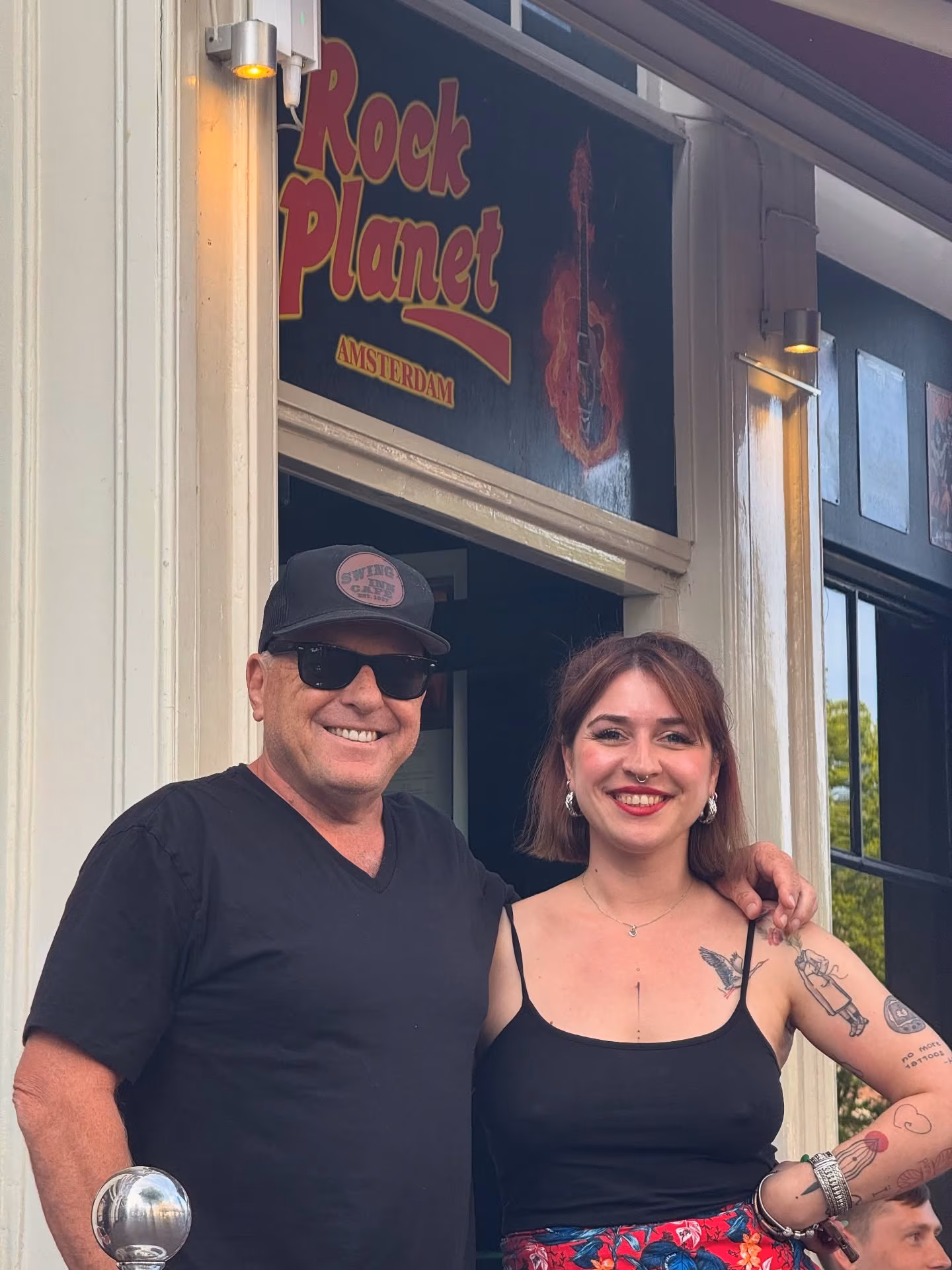 Hollywood star checks out Barcelona’s epic live-music spot, blending good vibes with eats!